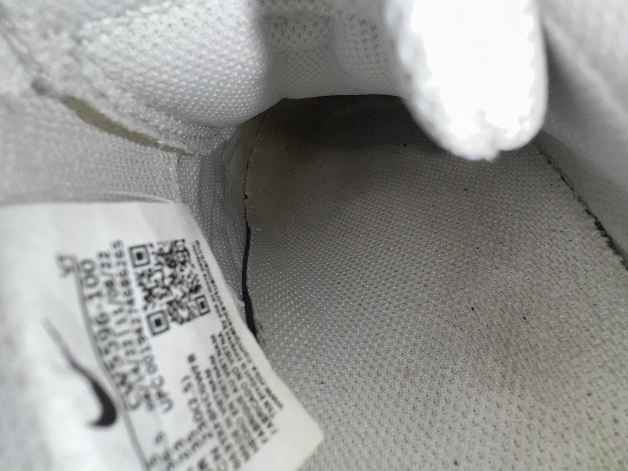 刚放学的高中生 穿着36.5码空军一号在学校闷了一天 刚脱下来就被拿起来玩 脚汗严重 清晰的脚印👣和热乎乎的手感 算是极品吗？ #扫楼 #射鞋 #原味 https://t.co/Y9qEICyGN4