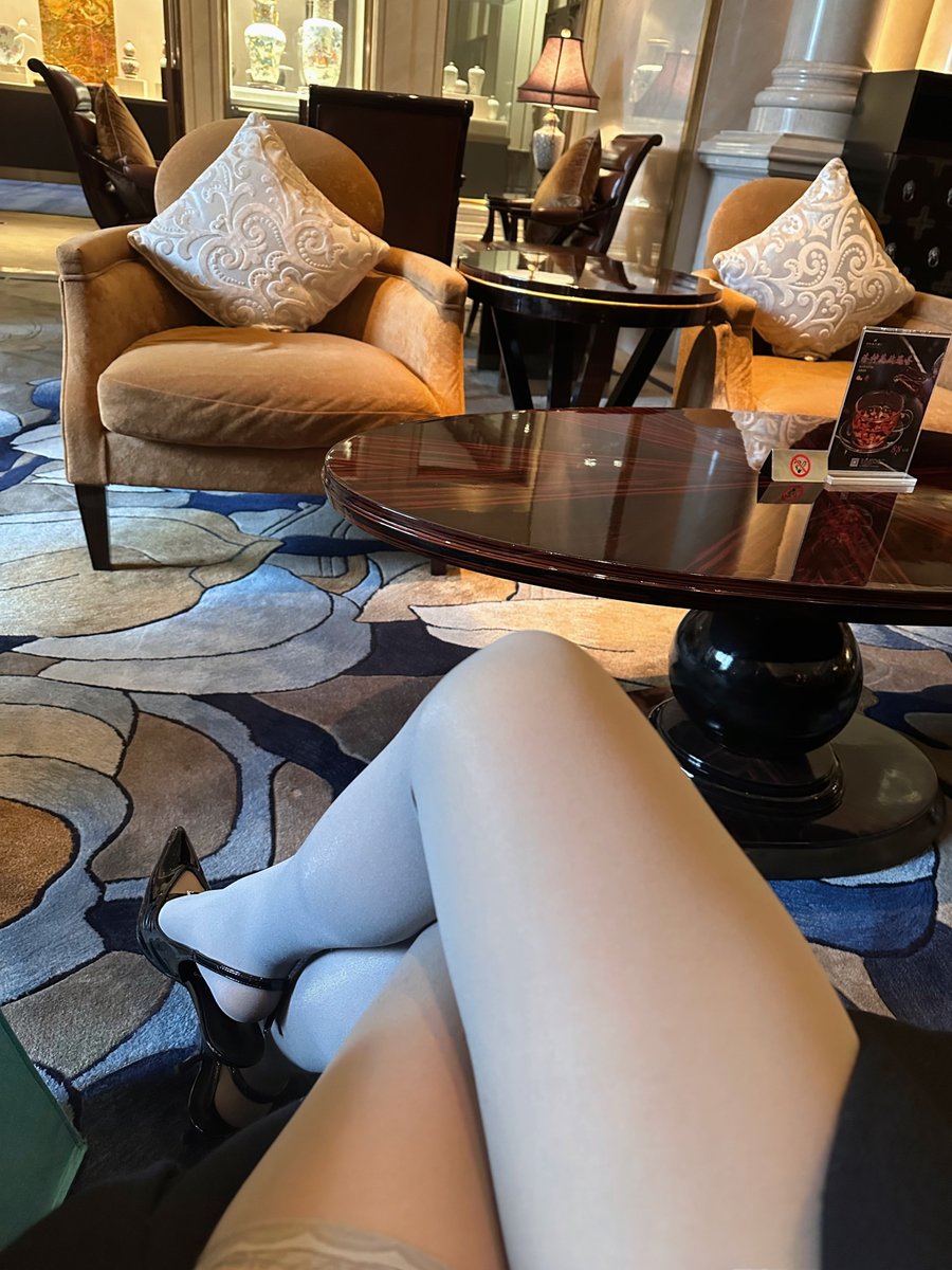 客户们谈笑风生间，有人问我丝袜的品牌，还自己换上了 https://t.co/sBynNdtpbc