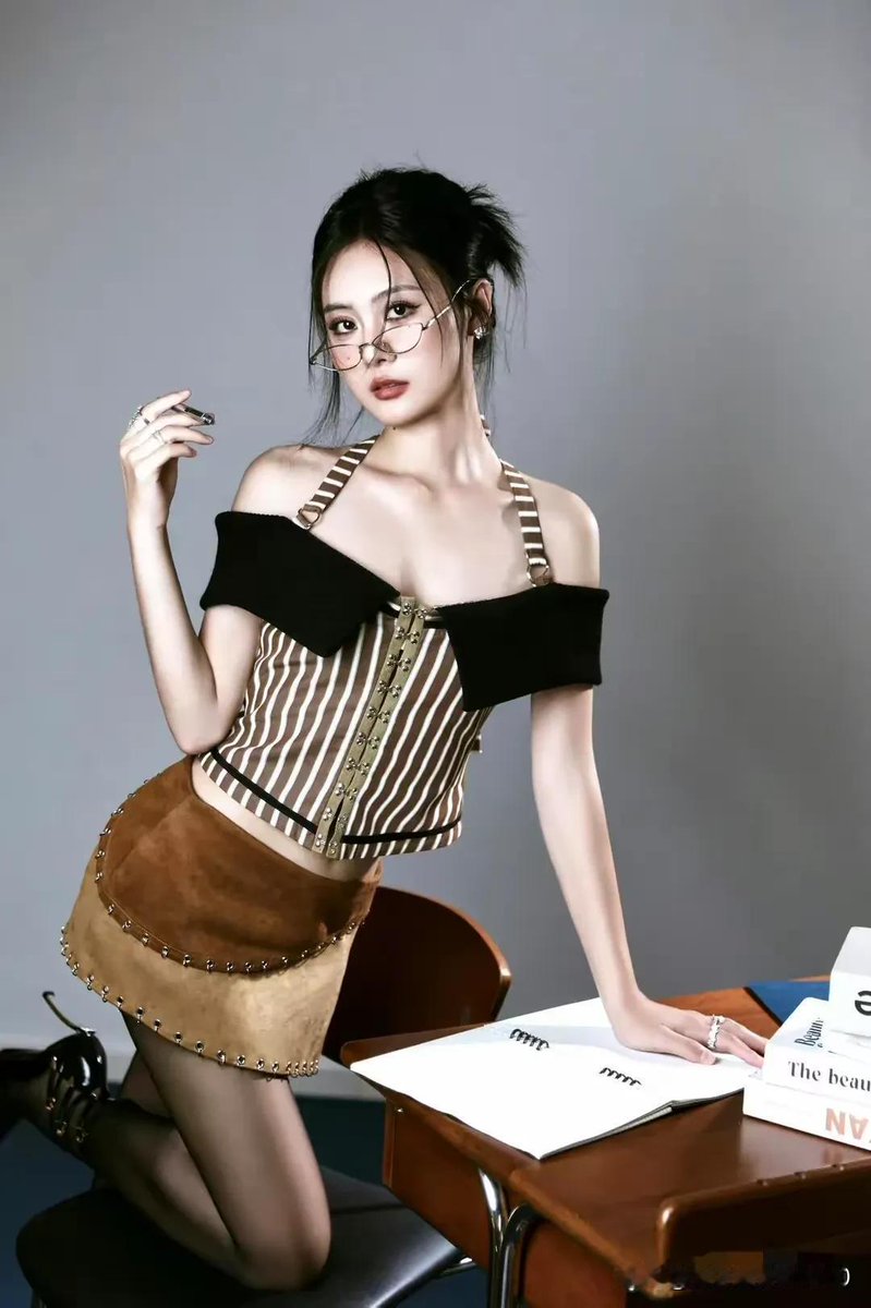 新來的女秘書用什麼抵抗她❤️❤️❤️ https://t.co/Ujj6GEfztX