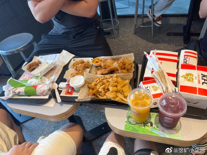 2022-9-1我是盗号的 我把这个人的微博号盗了 但是我看了这个人聊天记录跟余额 发现她过得非常艰苦 我看到这里的人都很有钱 希望有人看见了能V她50去吃肯德基疯狂星期四 就这样吧 眼眶都湿润了 我下了 https://t.co/VfyBnualYw