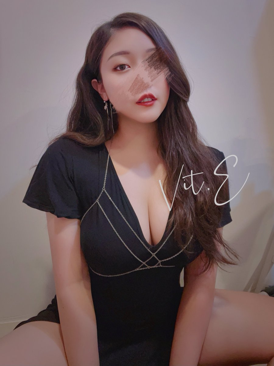 第一次戴胸鏈就上手（？

買很久了上禮拜終於拿出來
研究了超久才成功🥹（手殘

#不在辦公室 #胸鏈 

下個月要去東京🇯🇵
行程跟餐廳都訂好了
有沒有推薦便利商店或美妝店必買- ̗̀( ˘˙ࠔ˙˘) ̖́- https://t.co/e8LmWNkPfQ