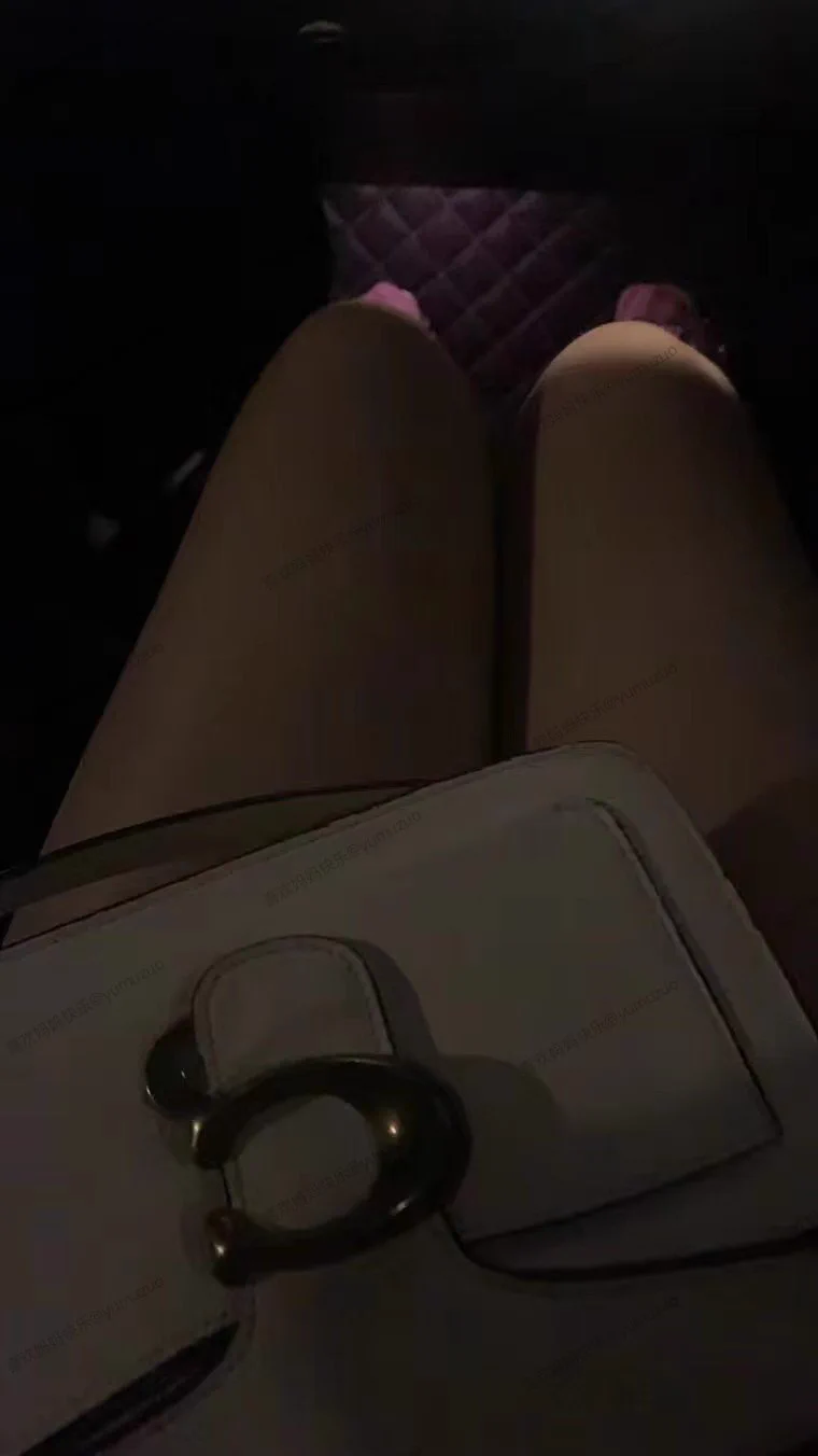 今天带着小姨出来吃饭，吃完了，小姨在车上总是给我讲黄段子，给我讲了之后来不及开房让她直接给我口，爽。 https://t.co/HpHbha7U0W
