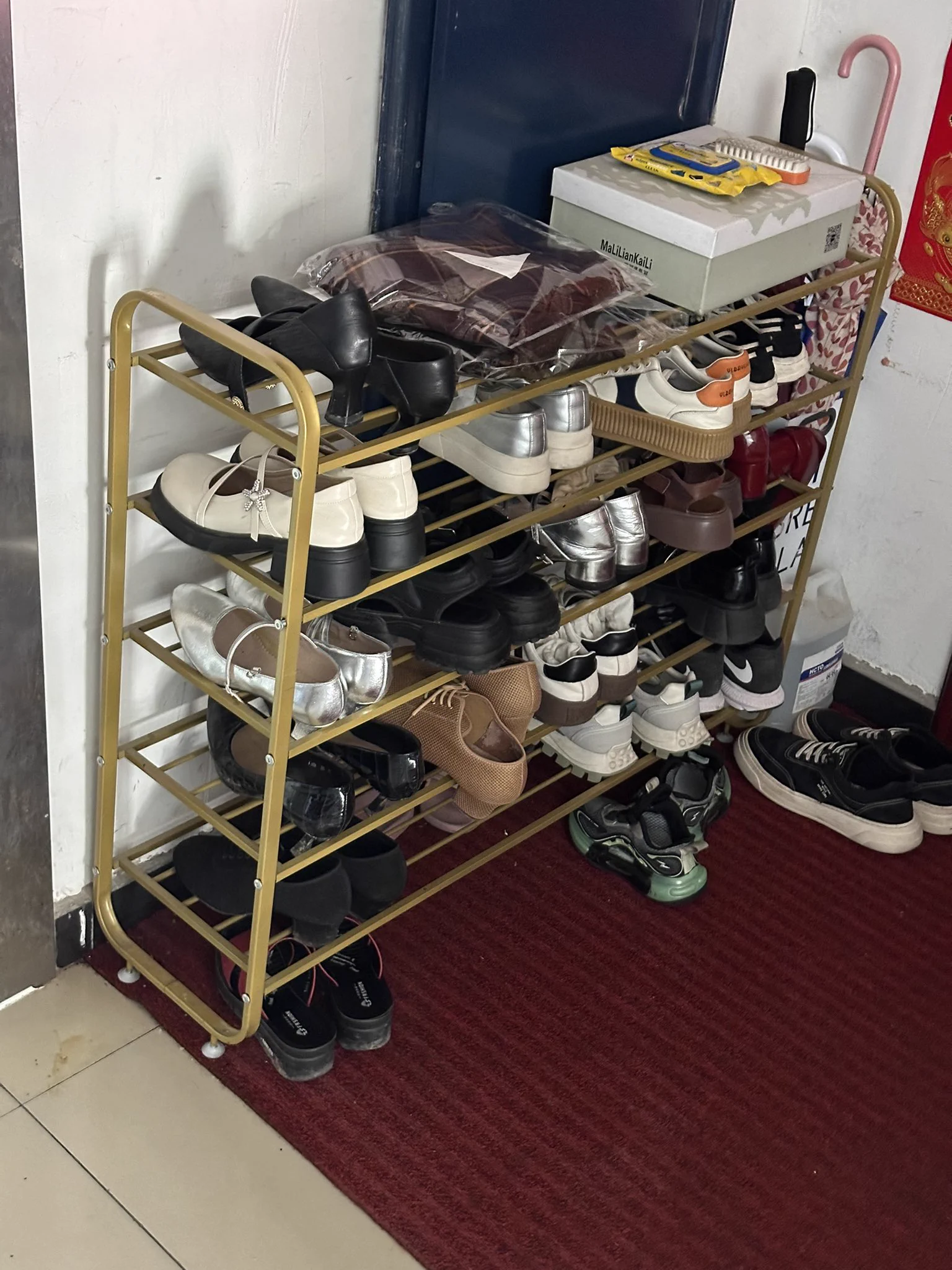 这个点位不错 女主是个懒蛋 袜子就这样塞鞋里 今年银色的鞋是真流行啊 身边也好多妹子在穿这种鞋，以至于我总觉得她们脚下的鞋也被胶过🙃 #恋足 #原味棉袜 #扫楼 #射鞋 https://t.co/Wd6s7JsPvz
