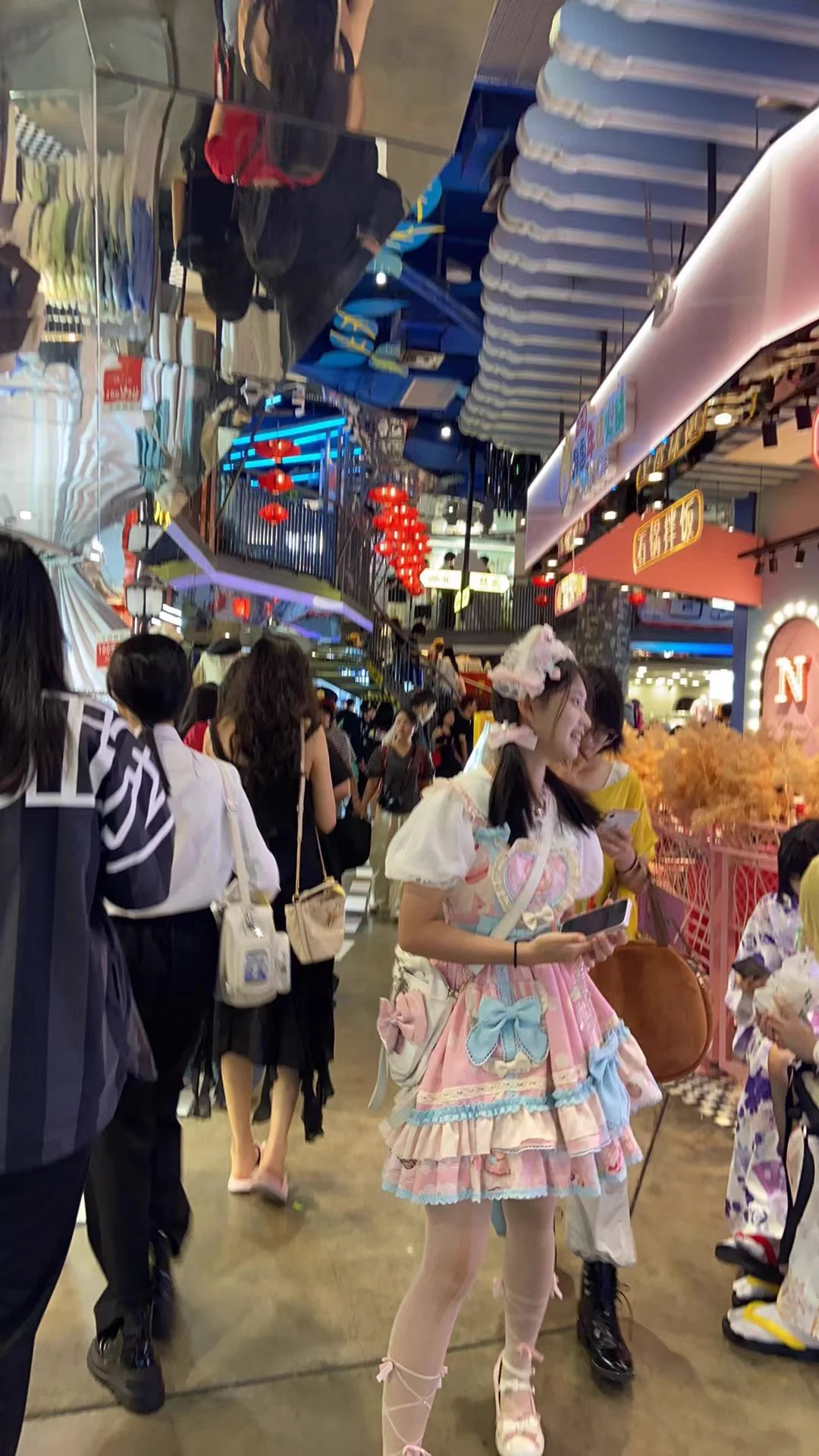 人太多了，窒息穿这样，有什么好看的，都不如我 https://t.co/CJiPbK1Bct