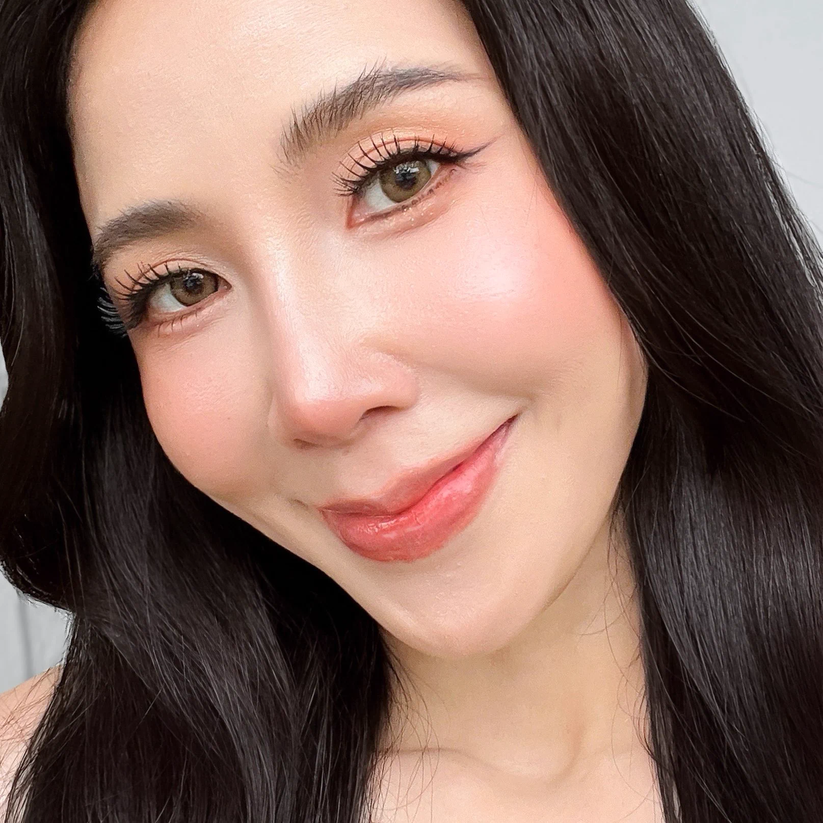 💙✨ ยกให้เป็นคุชชั่นปกปิดที่ให้งานผิวฟินิชแมตต์ที่สวยมากกก Skintific ออกคุชชั่นใหม่บอกเลย อยากให้ตัวนี้แมสเหมือนรุ่นก่อนๆ เพราะผิวสวยจึ้งใจจริง 💙Perfect Stay Velvet Matte Cushion✨ เป็นคุชชั่น #แมตต์ที่ใช่ของผิวคนไทย รุ่นนี้เนื้อดีมากกก เป็นแมตต์แบบกำมะหยี่ ให้การปกปิดกริบมากก แถมยังคุมมันเริ่ด คุมมันยาวๆ ถึง 12 ชม. ชอบตรงผิวมันสวยสุขภาพดี เป็นแมตต์ที่ผิวไม่แห้งเลย มีความชุ่มชื้น ฉ่ำมงสุดๆไม่ได้แค่ผิวสวยอย่างเดียวนะ แต่เค้ามีส่วนผสมของสกินแคร์และสารต้านอนุมูลอิสระที่ช่วยป้องกันความหมองคล้ำได้ตลอดทั้งวัน ทำให้หน้าไม่ดรอป ผิวไม่หมอง ผิวสวย + บำรุงไปในตัวอ๊อฟแต่งหน้ามาตั้งแต่เช้าตกเย็นผิวยังสวย มีความฉ่ำนิดๆ แต่ไม่มันเยิ้มเลย คุมมันดีมากกก ทำถึงสุดๆ ระหว่างวันคือสบายผิวมากกก ไม่หนา ไม่หนักหน้าเลยอ๊อฟใช้เบอร์ #02N Natural Ivory นะคะ พอดีกับผิวเป๊ะ ยกให้เป็นคุชชั่นงานผิวลูกรักอีกตัวเลยยย📍พิกัด: https://t.co/2WDx85T0fg แอปส้มกดซื้อได้วันที่ 20 ก.ย. น้า#คุชชั่น #Skintific