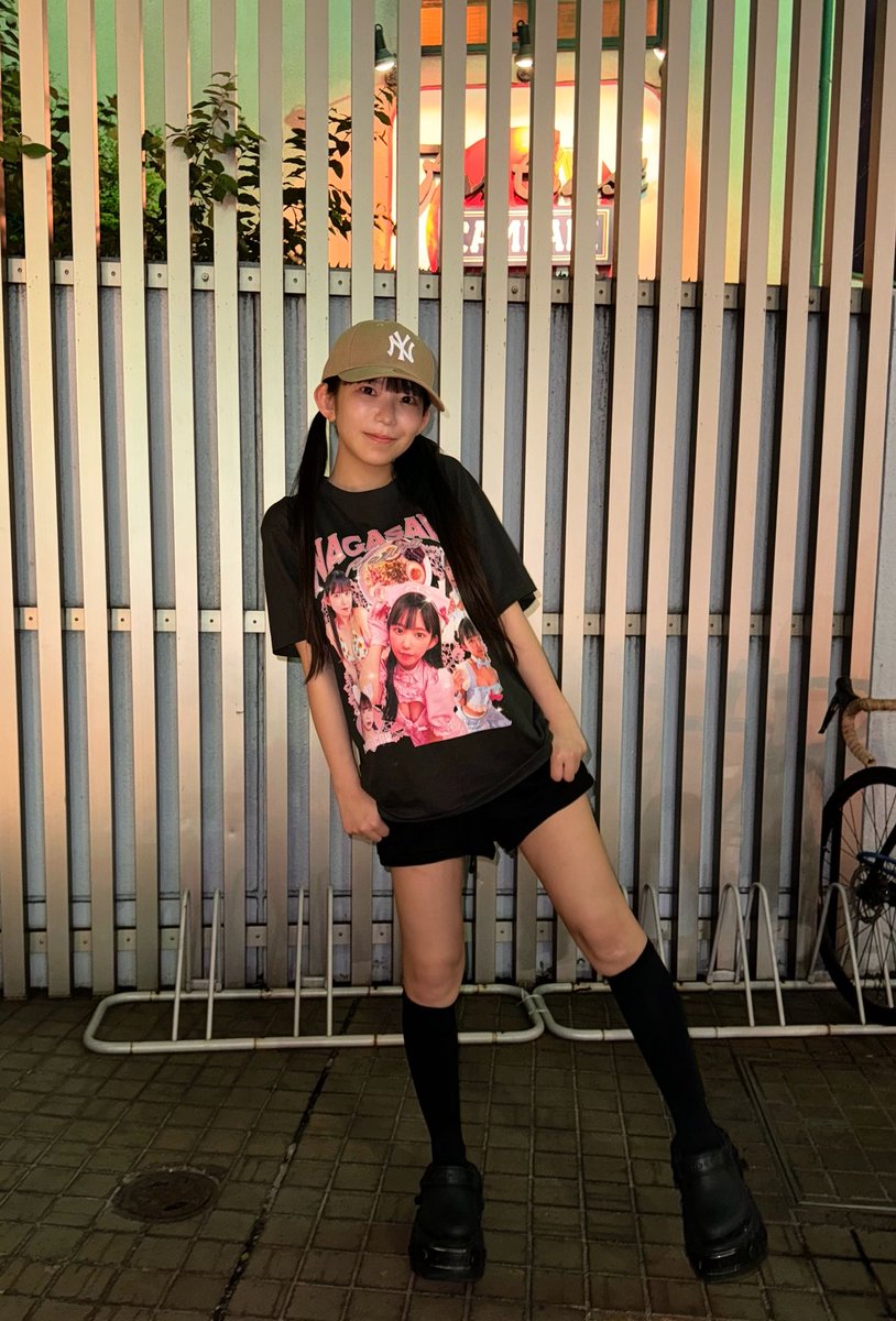 Tシャツこんな感じ！！まりはL着てます🥹
色味はダークグレーみたいな感じです✨
みんなでおそろしたい🥹❤️🫶

#まりちゅう生誕祭2024

https://t.co/IObWr0jRA7 https://t.co/R4R2ClTbjz