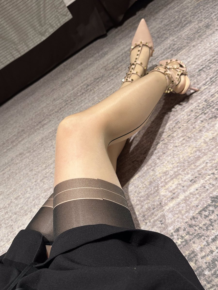 长筒袜配吊带果然好看 https://t.co/G79urwPw1u