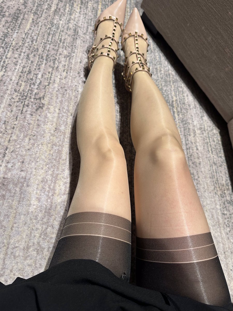 长筒袜配吊带果然好看 https://t.co/G79urwPw1u