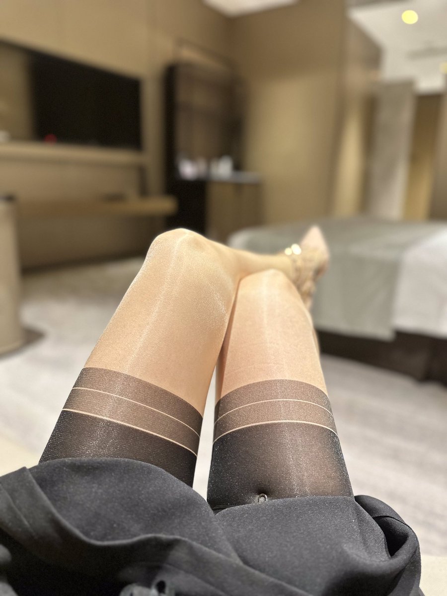 长筒袜配吊带果然好看 https://t.co/G79urwPw1u