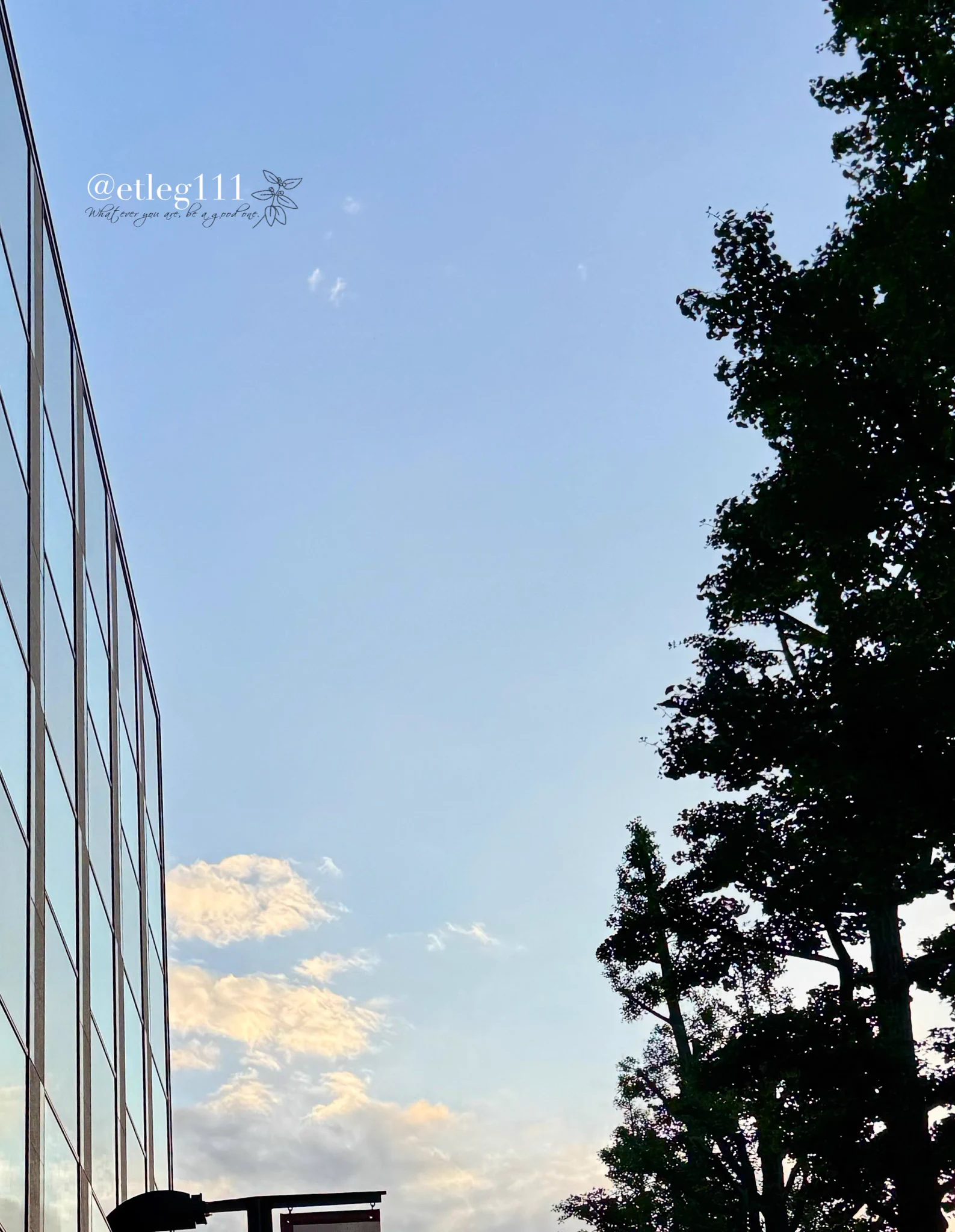 おつかれさまです✨曇りがちでしたが、雲の合間の夕焼けでした☀️ https://t.co/XpRzKqPLMR