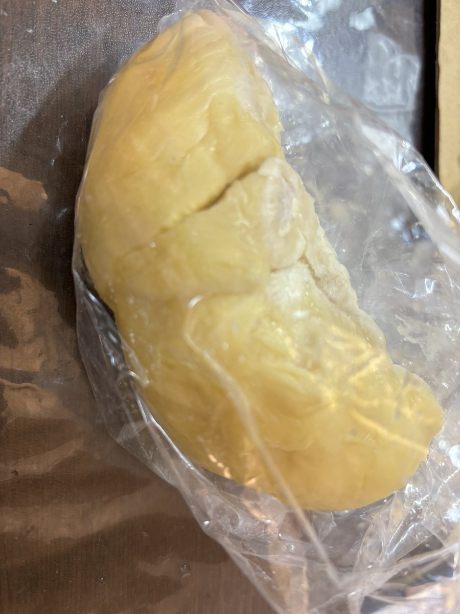哦耶推特朋朋送來了一大盒榴槤給我😻
馬上先拿一塊來吃
剩下那一大盒先放冰箱明天拿出來再拍給你們看
欸嘿 https://t.co/RRakXXRJjC