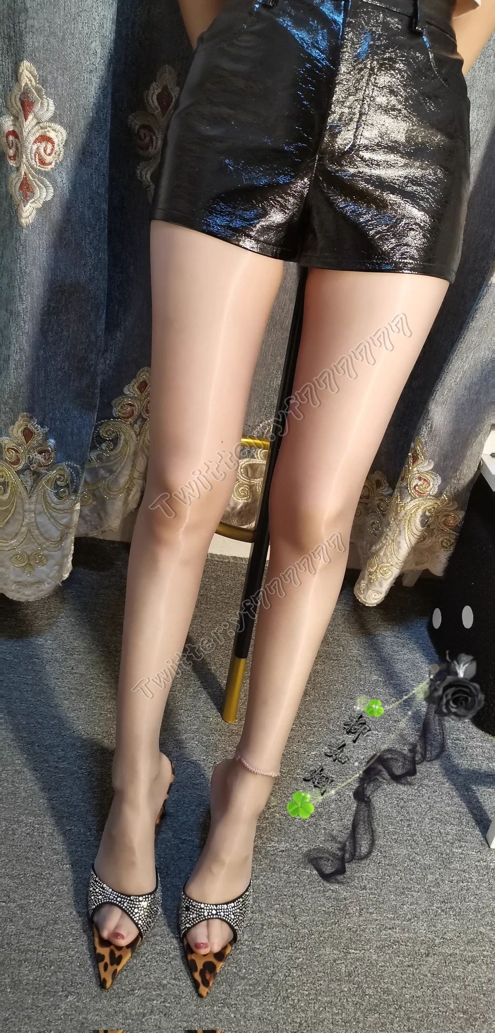 在静谧的夜晚，月光如水洒在窗前，我身着一袭柔软的丝质长裙，发丝微微散落，目光流转间，仿佛藏着无尽的秘密，微风轻拂，裙摆摇曳，不经意间露出的纤细脚踝...... https://t.co/fmRnCmjKWX