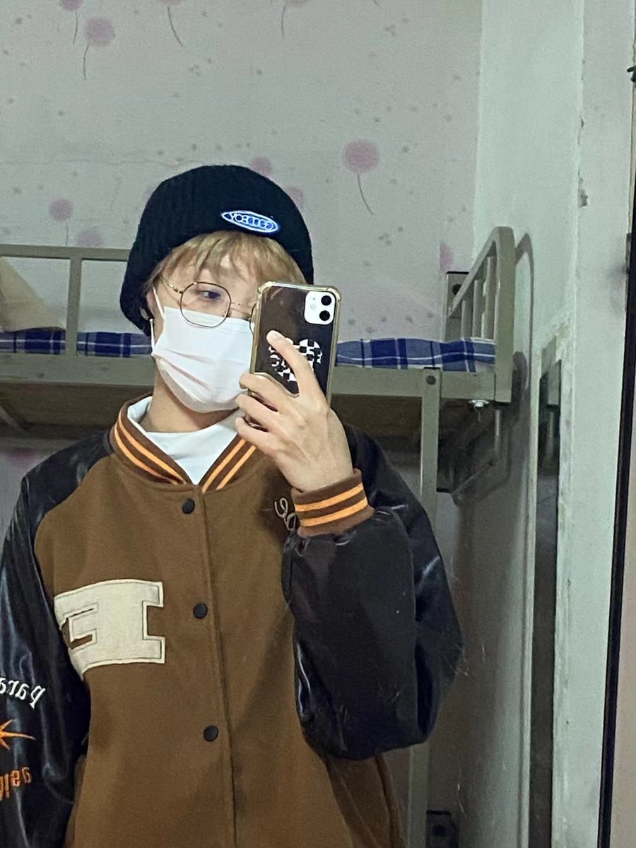 学校宿舍露出反差系列（56）
@hutuiaitewo 
@woshuaibao 
@wsdsbs 
@meiridabishai

#反差 #反差女大学生 https://t.co/LD0kZfLMHf