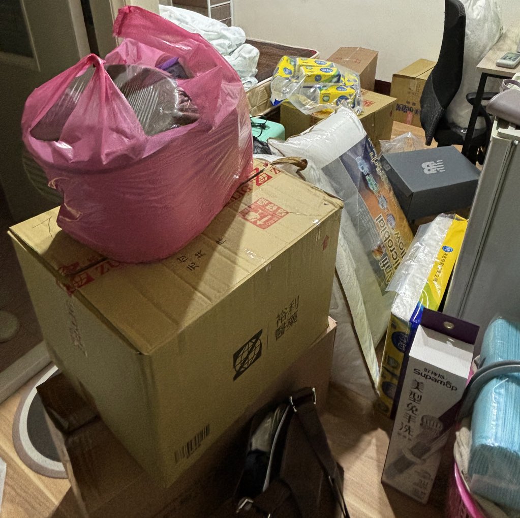 我扛回來了！
我超棒
其實那一大袋沒有想像中的重
甚至比我平常背的肩背包輕多了
用手提完全沒有被壓出痕跡超輕鬆
反而是肩背包讓我的肩膀現在超痛

這是目前新家的慘況 https://t.co/4EXInZnBWj