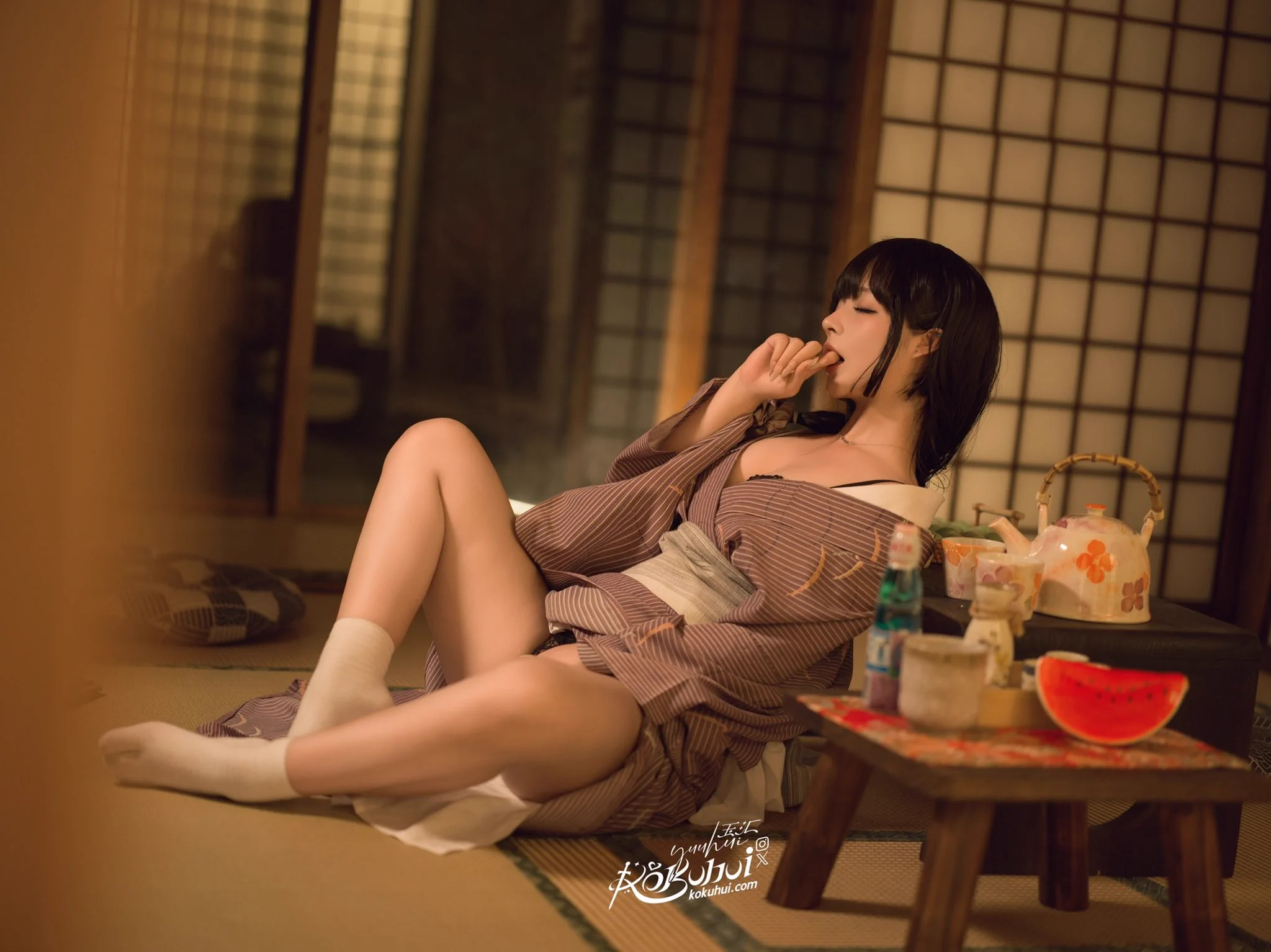 姐姐的房间深夜亮着灯 她在干嘛呢？ https://t.co/AijWfOUNuZ