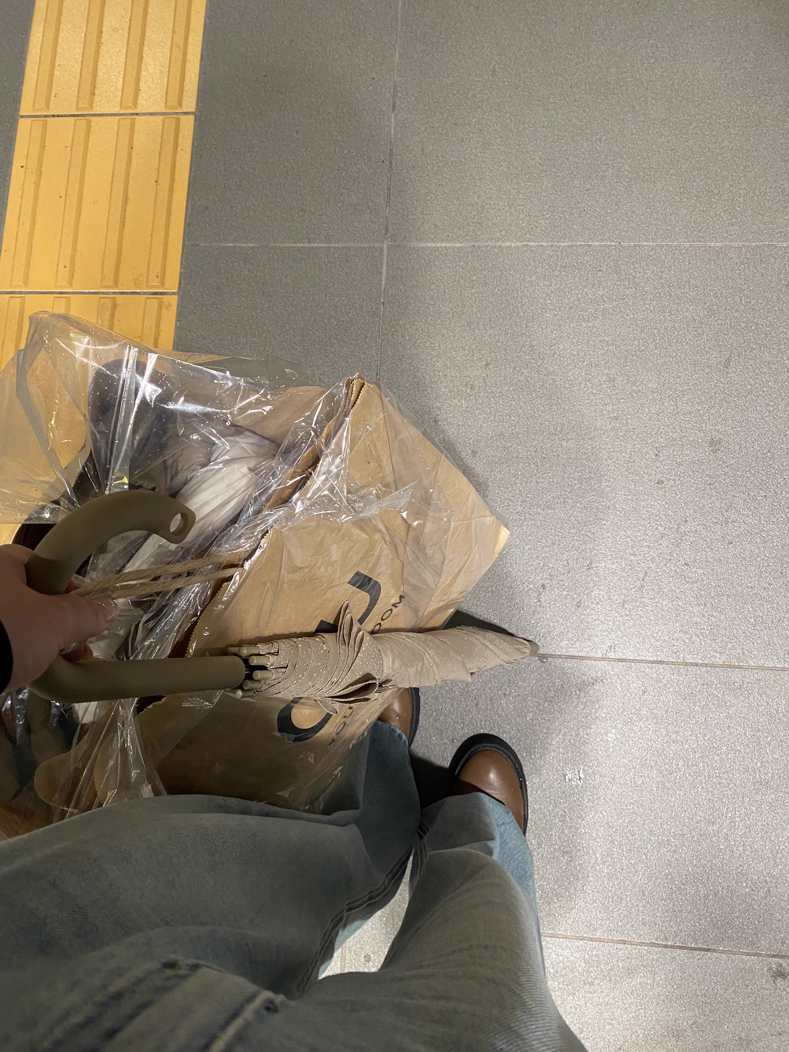 希望能顺利把长柄伞带回国😭 https://t.co/PPr336cJpx
