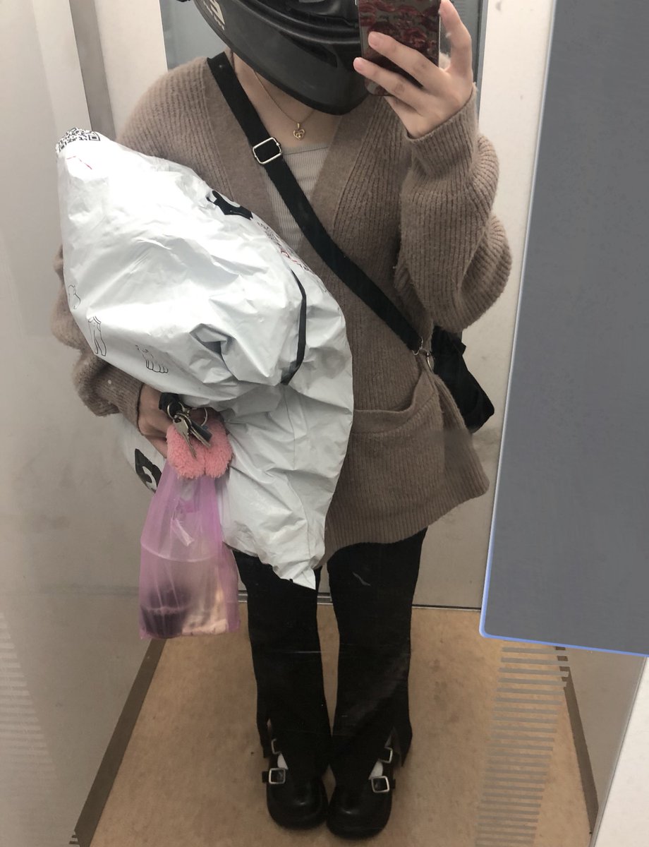 8點下大夜->補作業到10點->回家順路取貨超一大包->在電梯裡痣拍-.-✌️

（這樣看起來我超矮）
（但我已經穿增高5公分ㄉ鞋子ㄌ）
（隨便啦-.-） https://t.co/fvE4xvOvRE