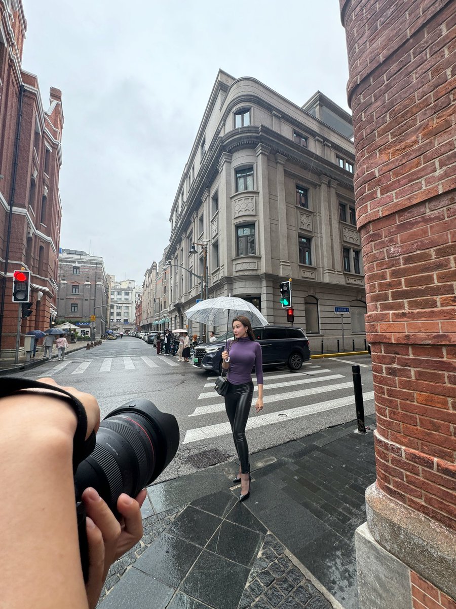 第一次十一假期出去赶外景，烟雨濛濛，还好避开了人群，无意间路过奶糖车，小姐姐送了我几颗大白兔奶糖🍬，生活中总是有些不期而遇的小惊喜，慢下来总有收获。 https://t.co/UpMWZbCT84