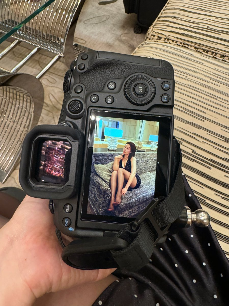 第一次十一假期出去赶外景，烟雨濛濛，还好避开了人群，无意间路过奶糖车，小姐姐送了我几颗大白兔奶糖🍬，生活中总是有些不期而遇的小惊喜，慢下来总有收获。 https://t.co/UpMWZbCT84