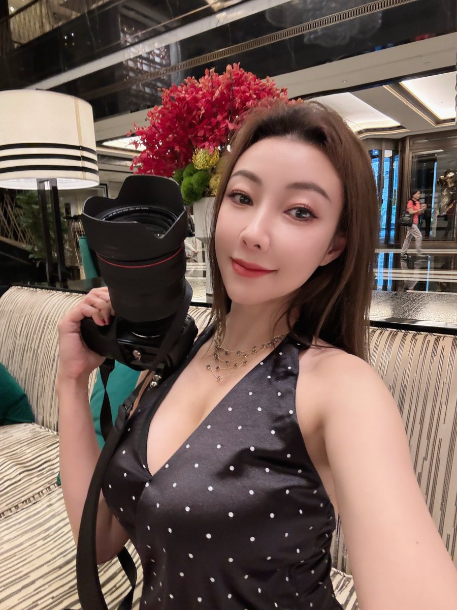 第一次十一假期出去赶外景，烟雨濛濛，还好避开了人群，无意间路过奶糖车，小姐姐送了我几颗大白兔奶糖🍬，生活中总是有些不期而遇的小惊喜，慢下来总有收获。 https://t.co/UpMWZbCT84