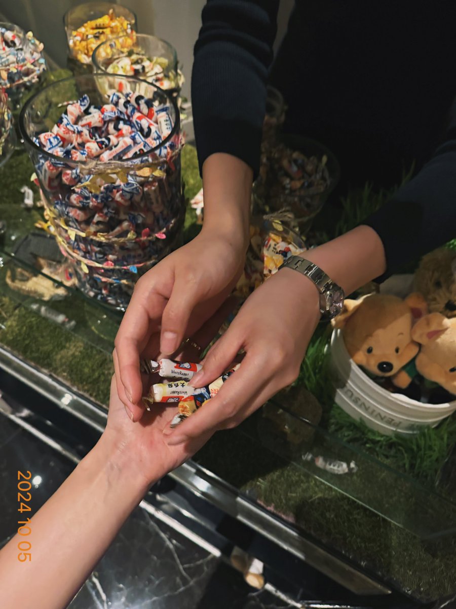 第一次十一假期出去赶外景，烟雨濛濛，还好避开了人群，无意间路过奶糖车，小姐姐送了我几颗大白兔奶糖🍬，生活中总是有些不期而遇的小惊喜，慢下来总有收获。 https://t.co/UpMWZbCT84