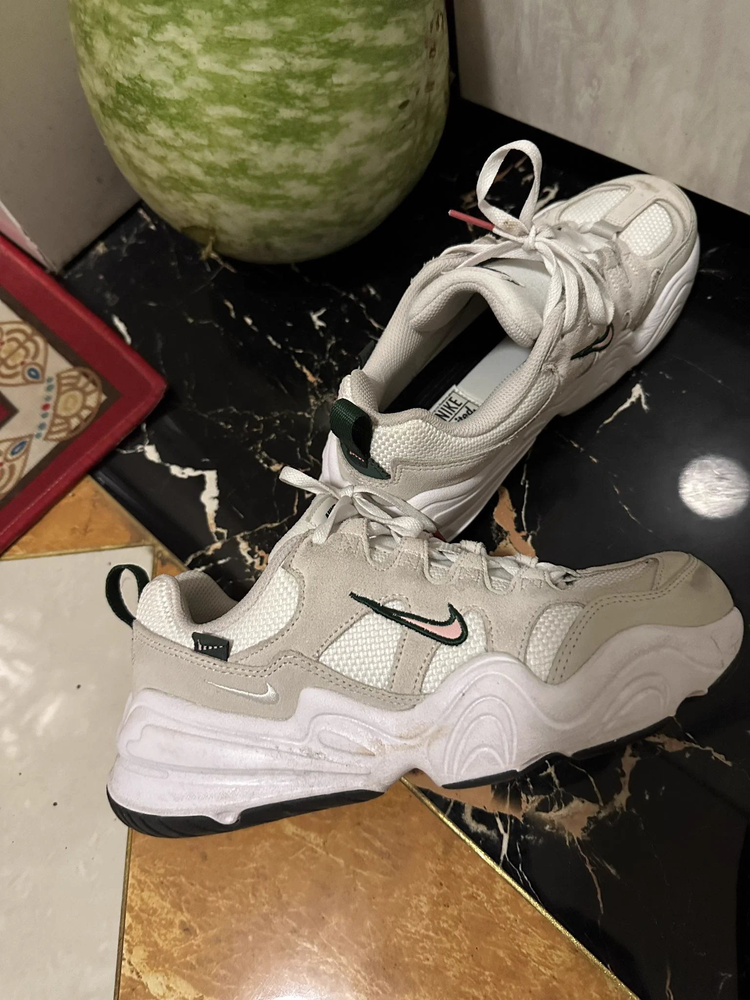 姐妹花点位回访—— 今天只有姐姐的Nike 浓郁的酸臭味和鞋垫上泛黄的痕迹都能说明姐姐每天都要穿这双鞋走很多路 其实要不是在电梯里见到，我都难以接受可爱的短发高中妹会把鞋穿的这么反差 #扫楼 #打胶 #玩鞋 #原味 #高中生 https://t.co/DtIYjehIGC