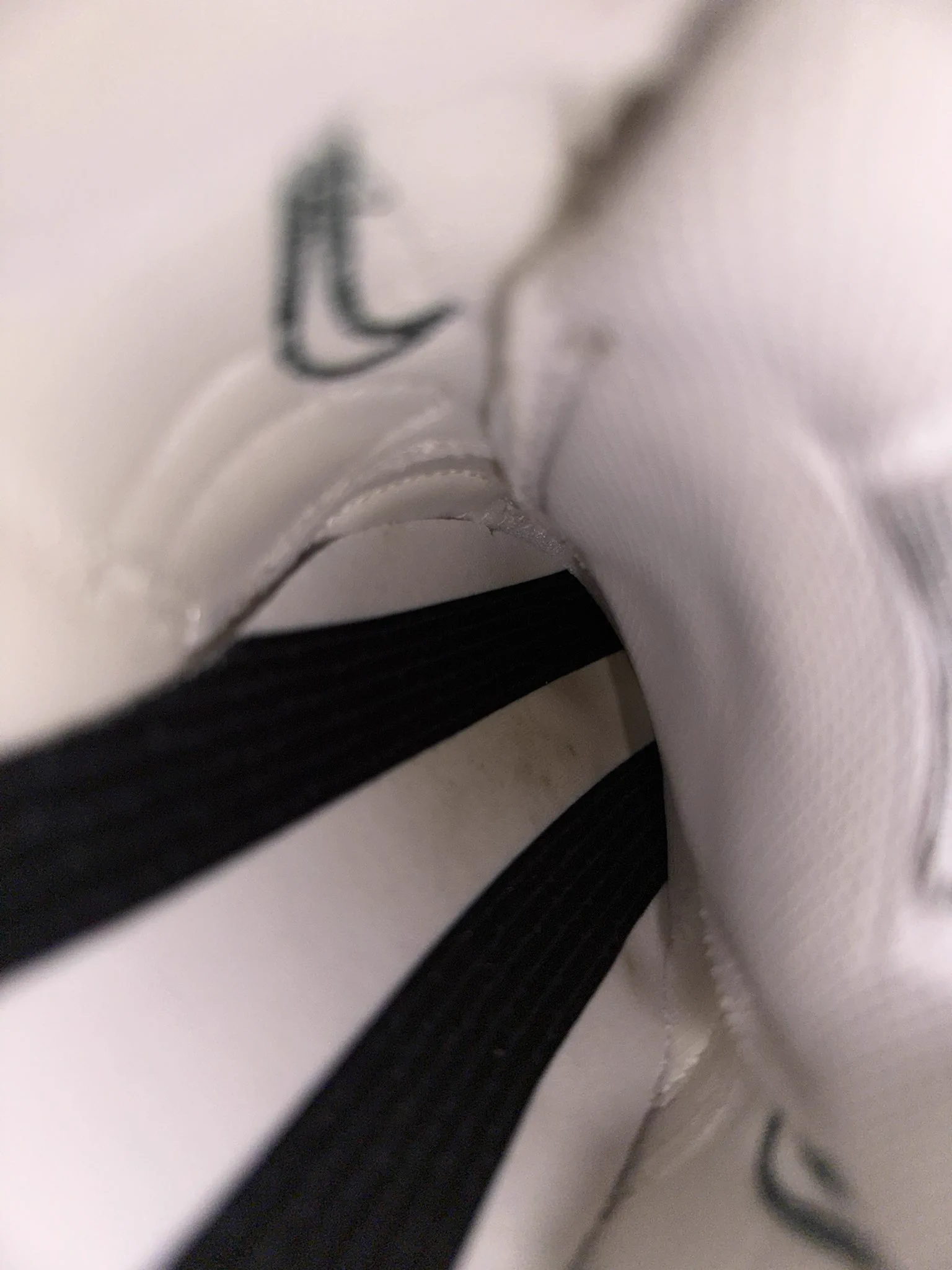 姐妹花点位回访—— 今天只有姐姐的Nike 浓郁的酸臭味和鞋垫上泛黄的痕迹都能说明姐姐每天都要穿这双鞋走很多路 其实要不是在电梯里见到，我都难以接受可爱的短发高中妹会把鞋穿的这么反差 #扫楼 #打胶 #玩鞋 #原味 #高中生 https://t.co/DtIYjehIGC