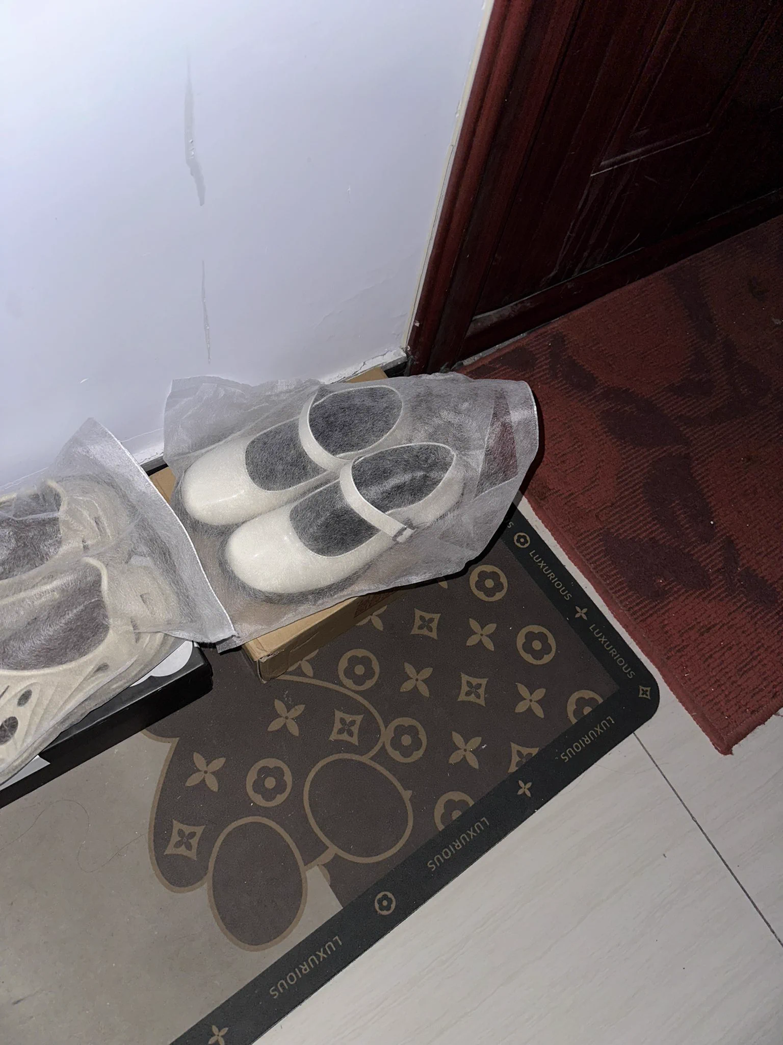 大抵是因为换季了，该把光脚穿了一夏天的玛丽珍送去洗鞋店刷干净收起来。 不过在洗干净之前，还是要用满满的脚泥和汗臭的鞋垫奖励一下路过的朋友 #扫楼打胶 #原味 #玩鞋 #恋足 https://t.co/l8p0gR3ekx