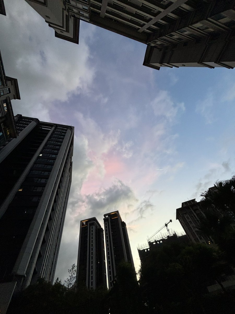 下次我一定要在禮拜天回板橋🫠
幹難得回來又廢了一天
這是從我家社區看出去的雲覺得好美就拍了起來
剛剛在家蹭了一餐
現在出發回板橋調整狀態
明天要乖乖上課 https://t.co/rXO2TImOjP