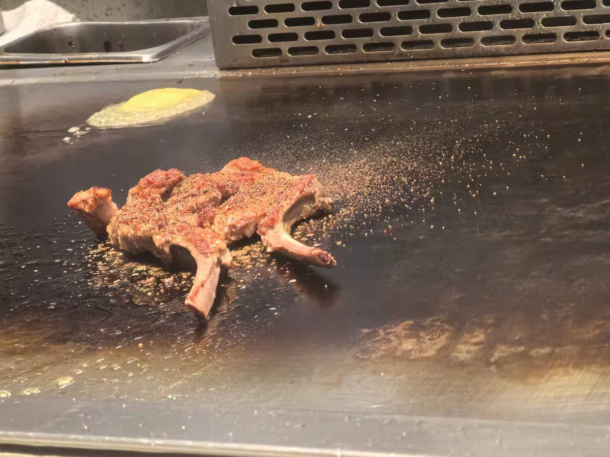 不伤心了明天就开学了，牛肉我啃啃啃，虾我啃啃啃。 https://t.co/vKDwc2YZ7W