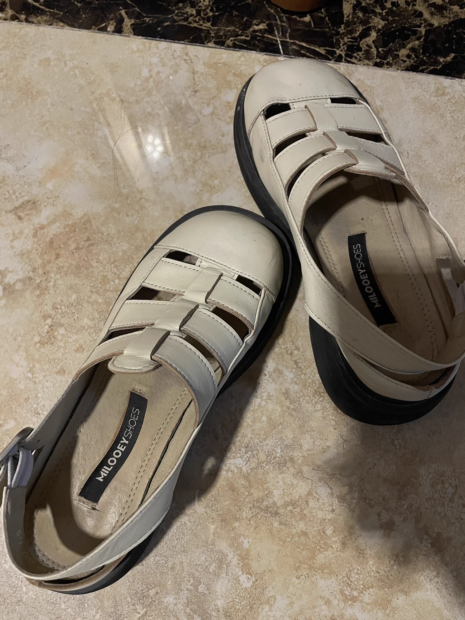 《投稿》 小姨子的鞋，舔起来是皮革的苦涩味和脚汗的咸味掺杂 没来得及打胶 只舔了舔也很满足了 #射鞋 #恋足 #扫楼打胶 https://t.co/2nwhgUtv3M