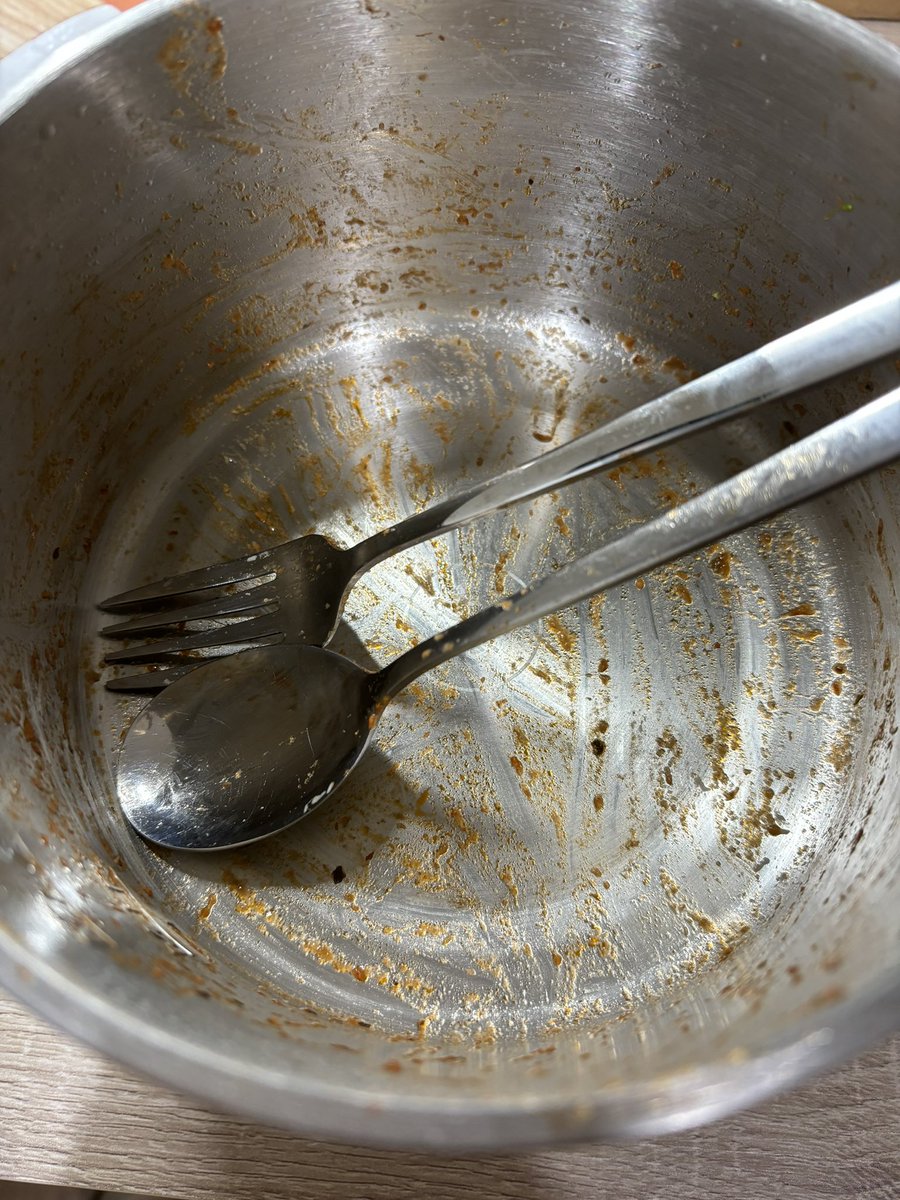 完食！
剛剛在炒那個絞肉的時候天啊香到爆炸
光速吃完
好好吃
啊因為沒有擺盤賣相不好看所以只放上吃完的照片哈哈哈哈 https://t.co/fsTMbkMASN