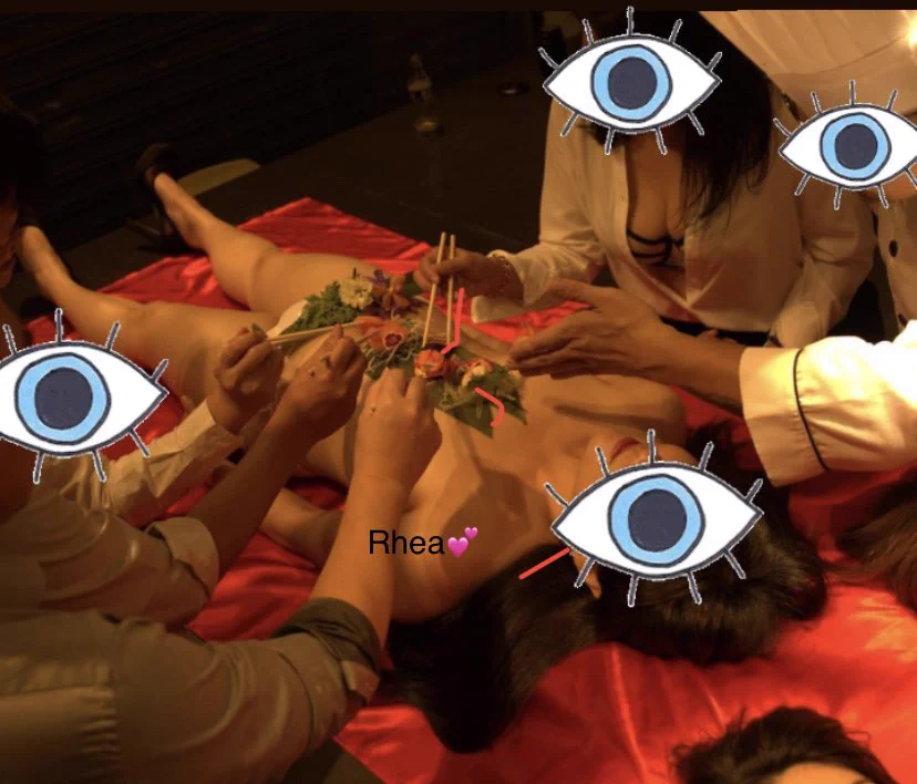 在身上擺放壽司與海鮮食材，讓男士女士們盡情享用～很有趣的體驗💕真的好喜歡嘗試新事物，主辦們真的很用心呢～！大家幫我想想下次要放什麼🤭🤭#女體盛 #人體壽司 https://t.co/rpiaX1JDWV