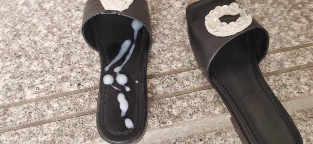 《投稿》 长相非常骚气的女主 露脸的照片就不发了 被爆射的鞋子给大伙瞧瞧 最近投稿了兄弟好多啊 继续继续 #原味 #恋足 #射鞋 https://t.co/SIbiuGKDeB