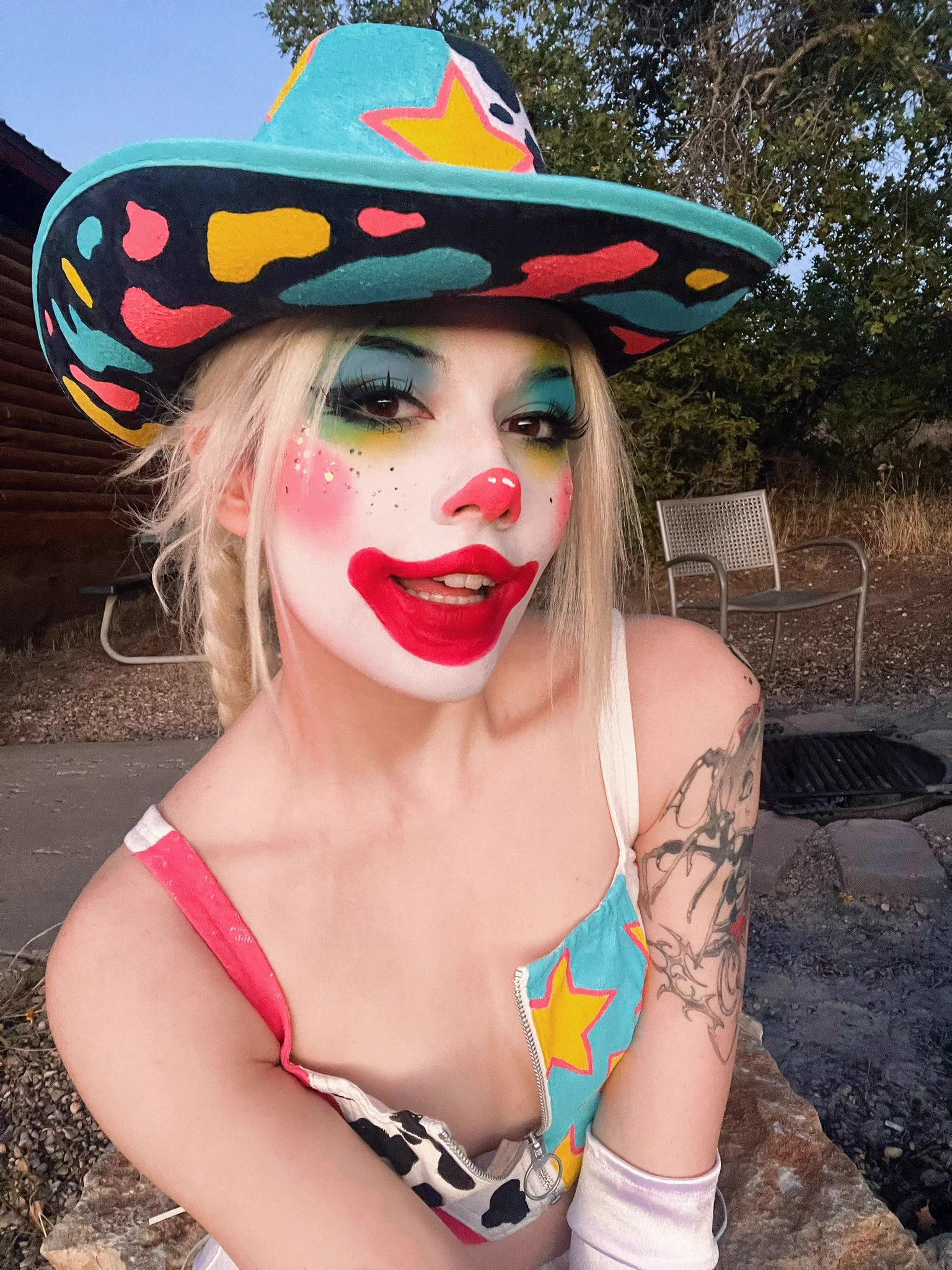 Clown makeup and chill 🤡? https://t.co/kaJjXCZmla
