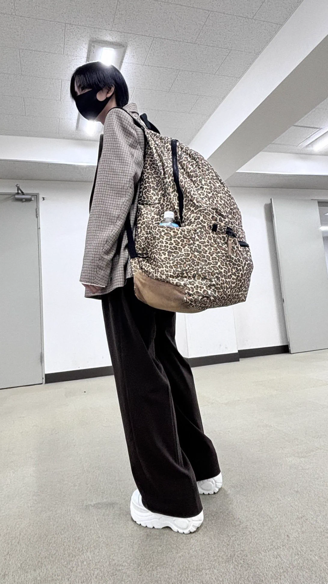 涼しい顔をしているがデカいリュックを背負っています🎒 https://t.co/tgJTBWazjI