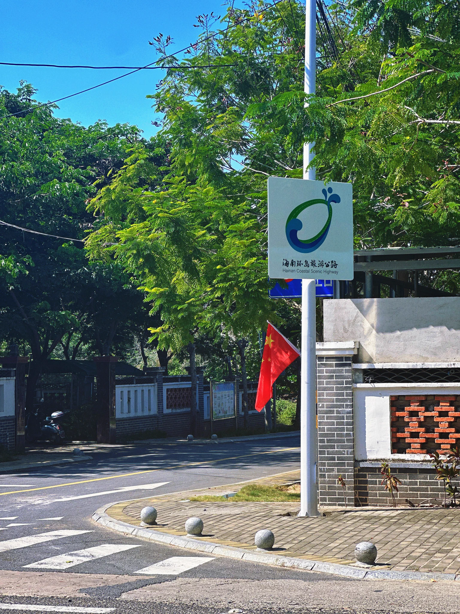 最近桐柳比较闲，一有空就去海南环岛公路踩踩点儿～下次有小伙子来找我玩 就带他去！ #三亚线下 #三亚私人导游 https://t.co/b0Tb0IiSOr