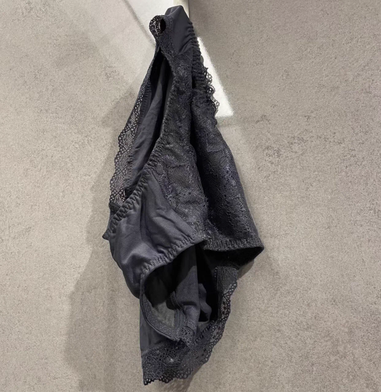 昨晚我妈的内裤，我可是冒了很大风险拍下来。 https://t.co/1mhEFzLvDe