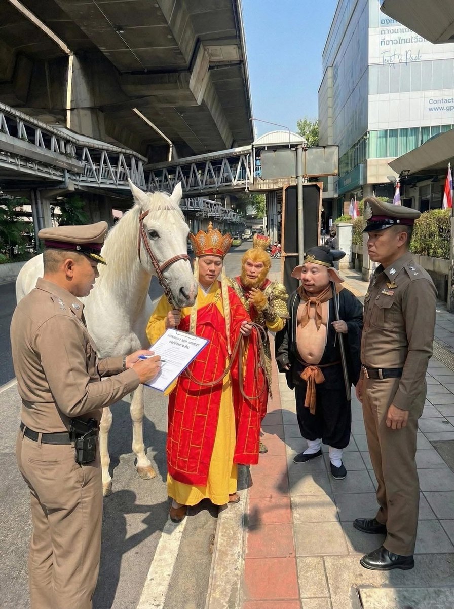泰國新聞報導： 當地泰國警察在馬路上逮捕到唐僧,孙悟空, 猪八戒持有大馬（麻，並馬上開罰單。
但他們哪知道什麼是罰單？
還在理論知識當中。 希望一切順利回中國。（當地求救翻譯者） https://t.co/wLDEAVhkZ9