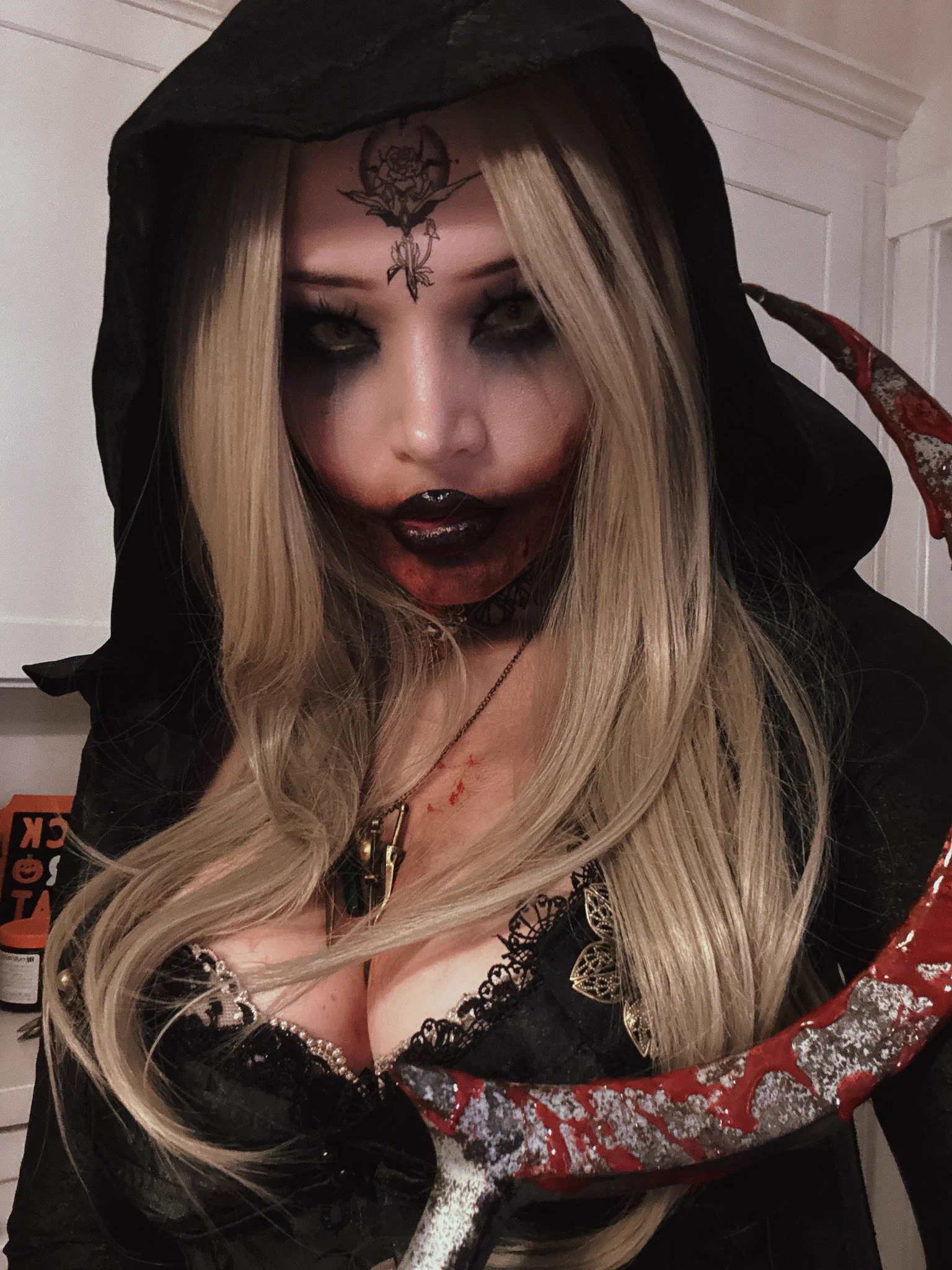 Cos-tested Bela Dimitrescu last night for a party! I’m doing a photoshoot as her v soon 👁️ https://t.co/Jdh9STIlMN