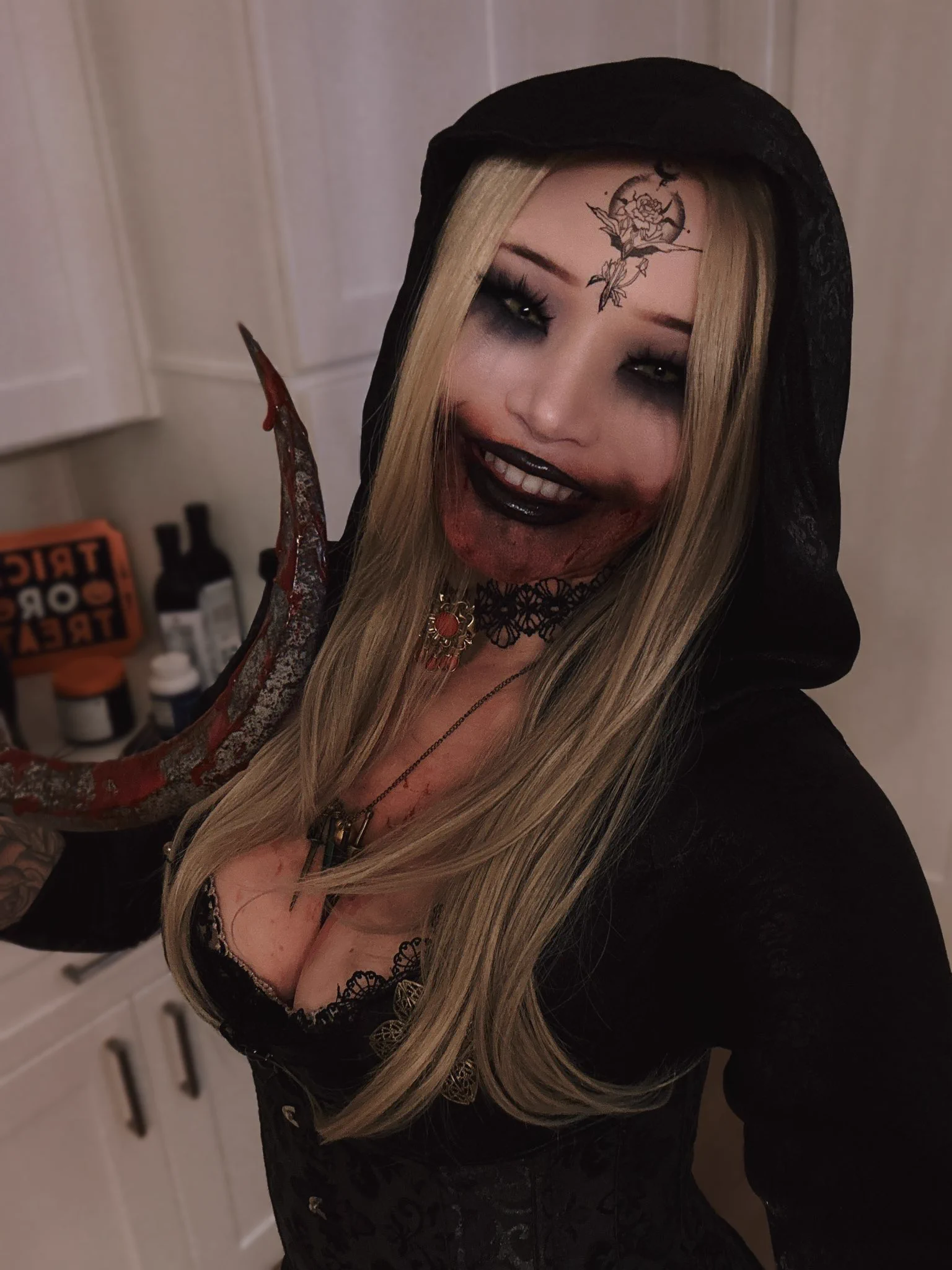 Cos-tested Bela Dimitrescu last night for a party! I’m doing a photoshoot as her v soon 👁️ https://t.co/Jdh9STIlMN