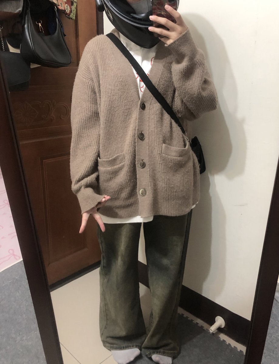 在電梯忘記拍ㄌ
所以回房間來個大痣拍-.-✌️

順便慶祝我ㄉ鏡子終於來ㄌ
應該拖ㄌ一個月有😔 https://t.co/2Fsa5mxGGt