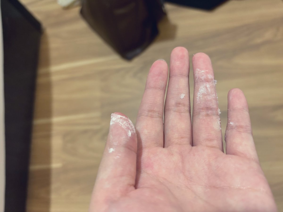 這裡有一個三秒膠黏到手的白痴
剛剛沖了水但已經乾掉了
上網查說用肥皂和溫水
請問有沒有有經驗的推友幫我解答一下怎麼樣可以有效無傷的去除它🥹 https://t.co/wJozlUTXKs