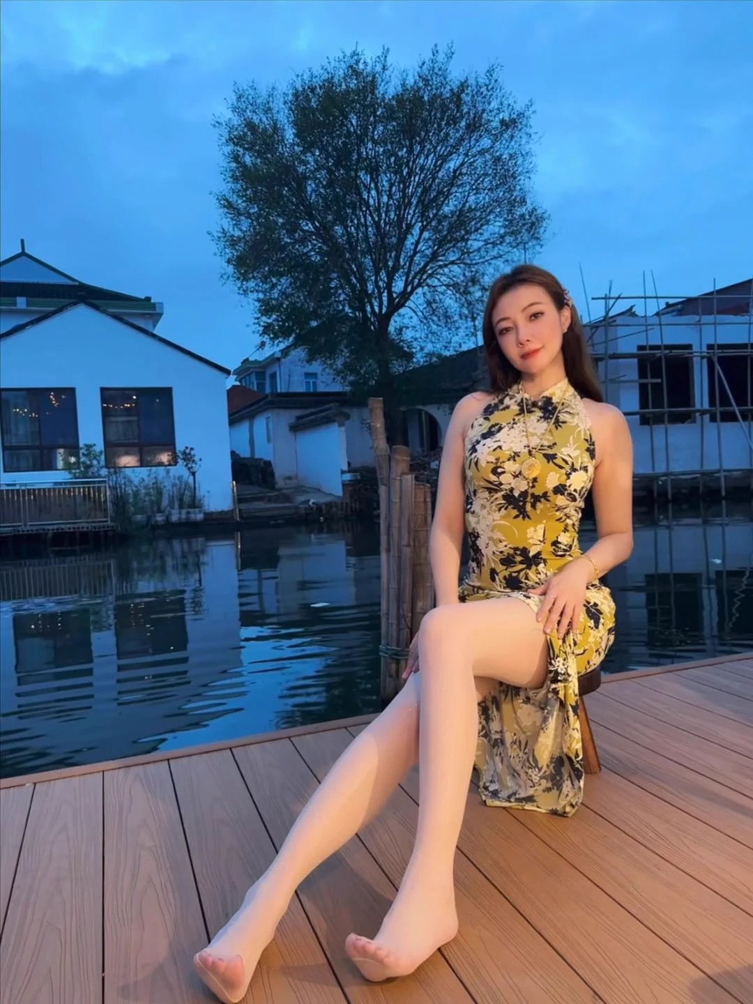 夜幕降临，微风不燥，还是第一次来阳澄湖美人腿吃阳澄湖大闸蟹，这家店叫包氏蟹庄，食材真的是棒棒！老板娘也是人美心善！美食美景，真的应了那句话，四方食事，不过一碗人间烟火。南甜北咸东辣西酸，都去尝尝。 https://t.co/LwKDTNK4hM