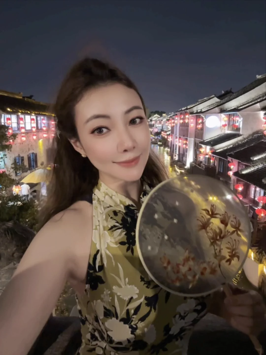 夜幕降临，微风不燥，还是第一次来阳澄湖美人腿吃阳澄湖大闸蟹，这家店叫包氏蟹庄，食材真的是棒棒！老板娘也是人美心善！美食美景，真的应了那句话，四方食事，不过一碗人间烟火。南甜北咸东辣西酸，都去尝尝。 https://t.co/LwKDTNK4hM