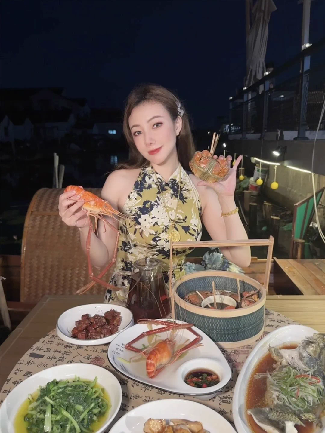 夜幕降临，微风不燥，还是第一次来阳澄湖美人腿吃阳澄湖大闸蟹，这家店叫包氏蟹庄，食材真的是棒棒！老板娘也是人美心善！美食美景，真的应了那句话，四方食事，不过一碗人间烟火。南甜北咸东辣西酸，都去尝尝。 https://t.co/LwKDTNK4hM