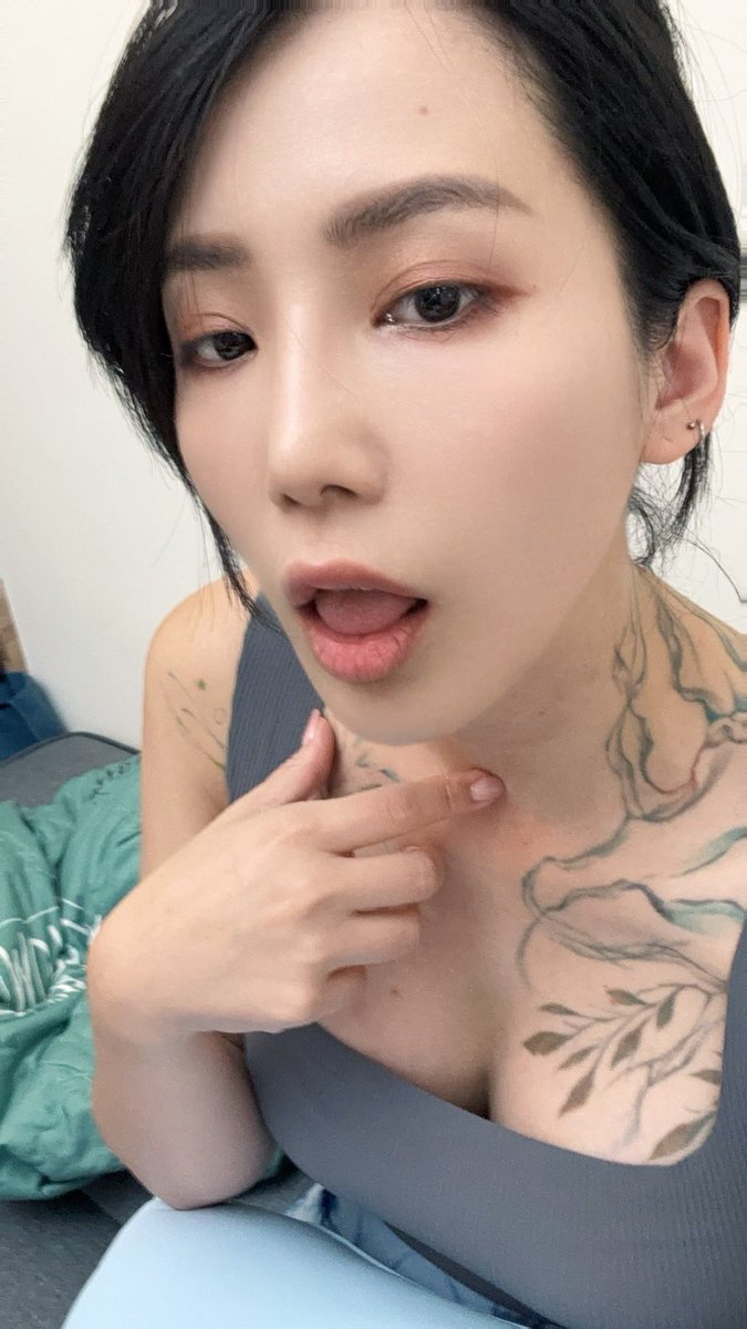 躺了一天超慵懶
如果我躺在你身邊你會幹嘛🤭🤭 https://t.co/IJOEpaoWJS