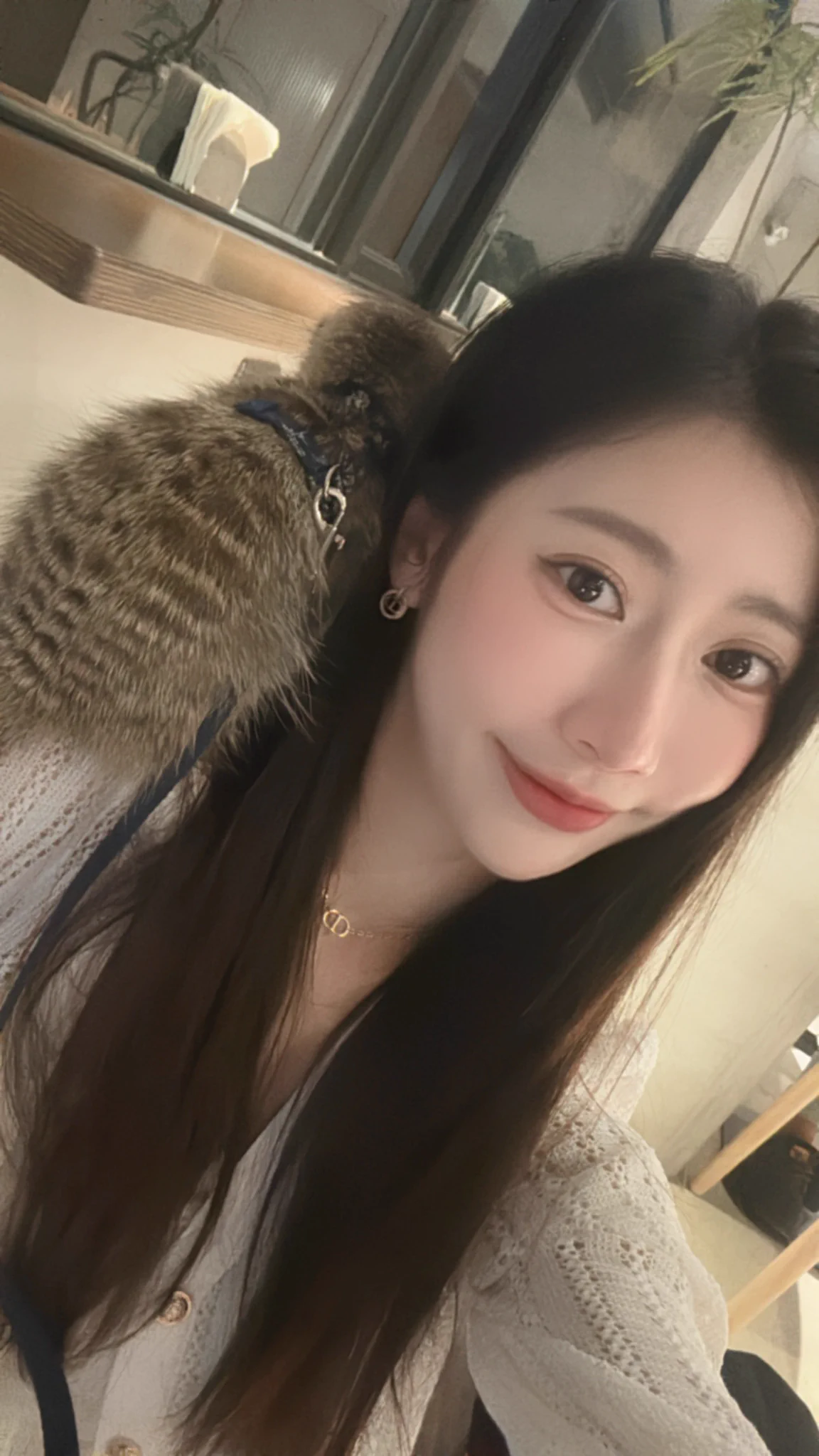 逃避鏡頭的小帥哥😂 https://t.co/rYGAXJgA95