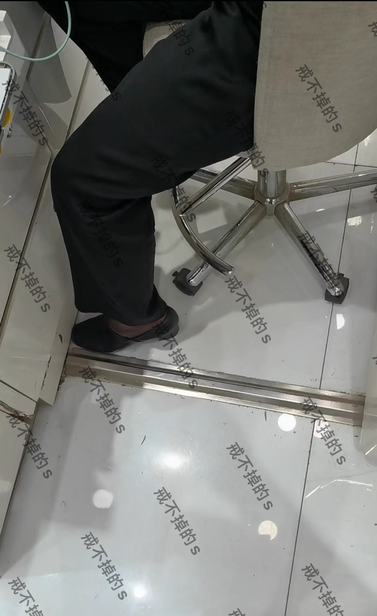 #专柜收丝上班无聊逛商场无意中发现某专柜小少妇柜姐的全包皮鞋边隐约有黑丝痕迹，上去沟通套路简简单单拿下，日后长期合作，这次不能白来，再套路拿下脚上黑丝几把套，上班穿几个小时汗迹不少，抓紧厕所套上，出来继续跟她聊会天，别提有多刺激现在教收丝套路，包含语法心理建设，语音一对一教学！ https://t.co/aI2e7g699G