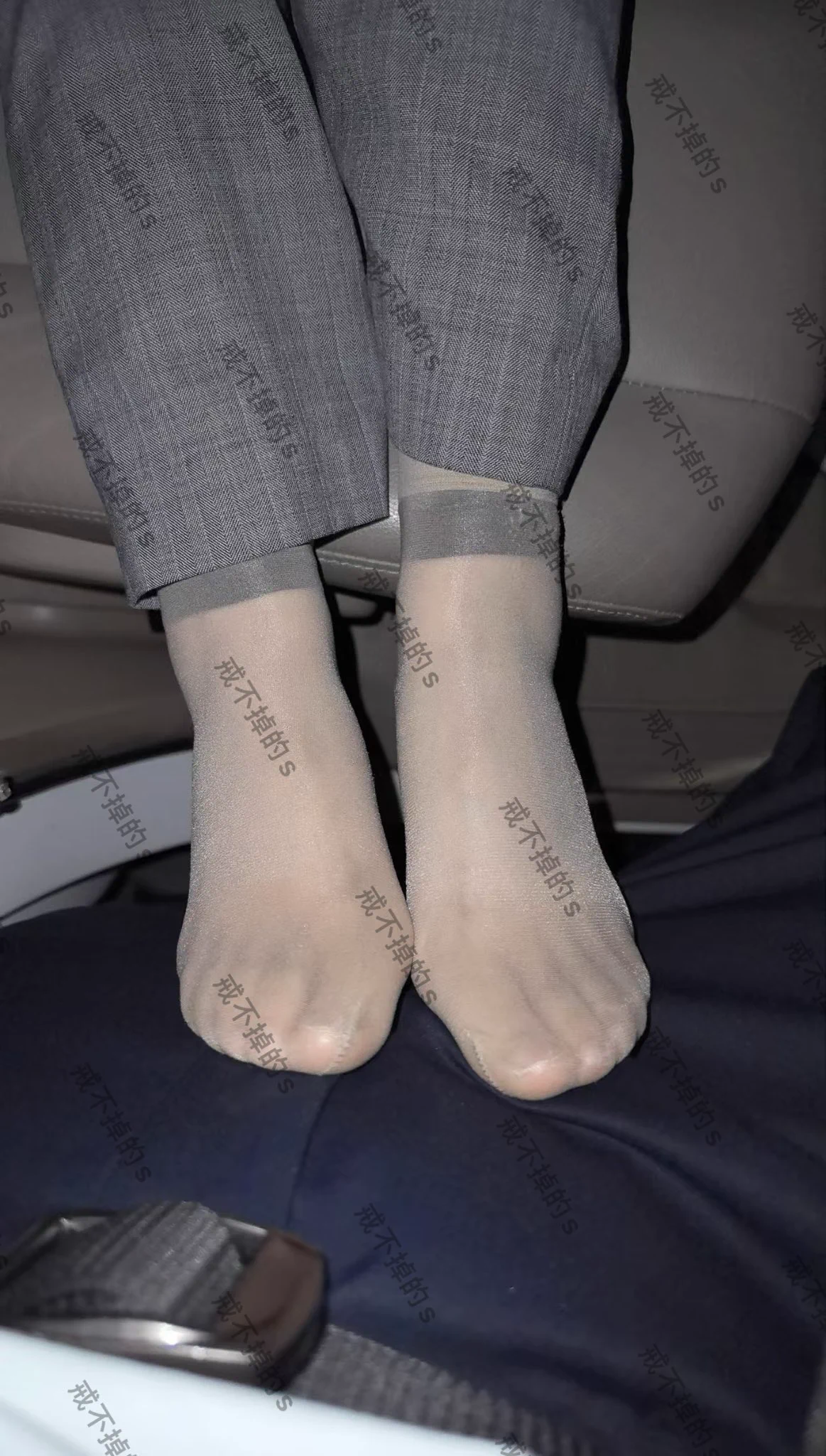 #专柜收丝 #丝袜脚天凉了穿秋裤，但是丝袜还得继续穿，不穿丝袜下班怎么给我zj呢 https://t.co/ZzHPk0tl7R